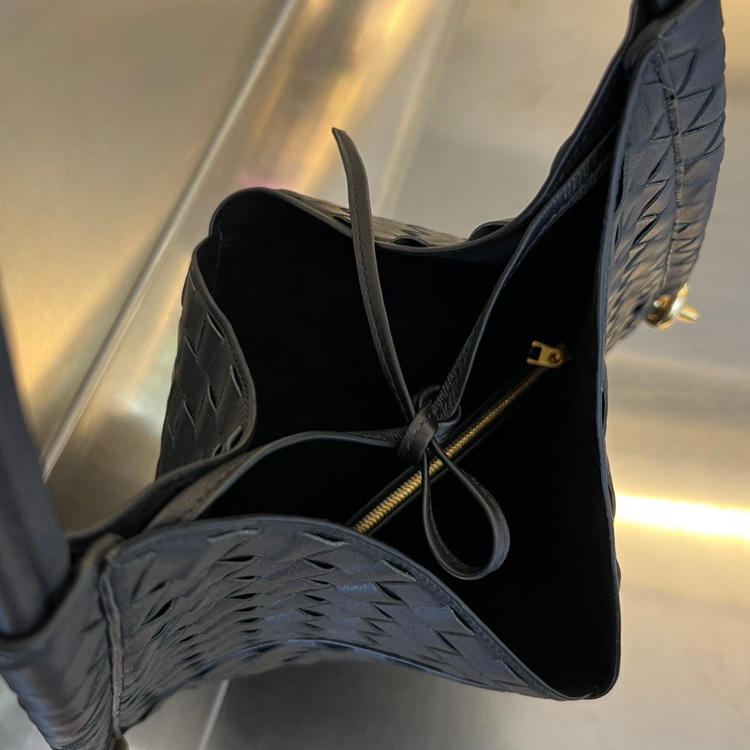 MEDIUM SOLSTICE 44 BLACK LAMBSKIN