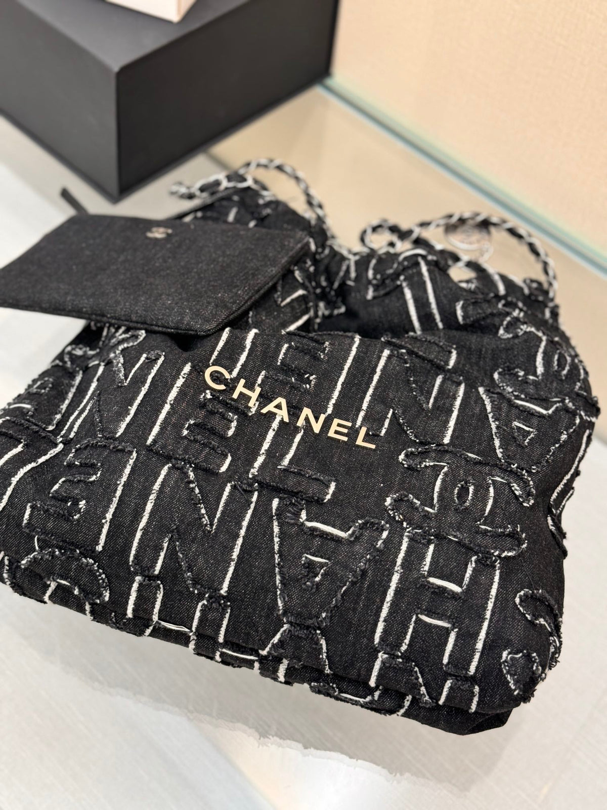CHANEL 22 BAG 25S 37 CM IN BLACK DENIM
