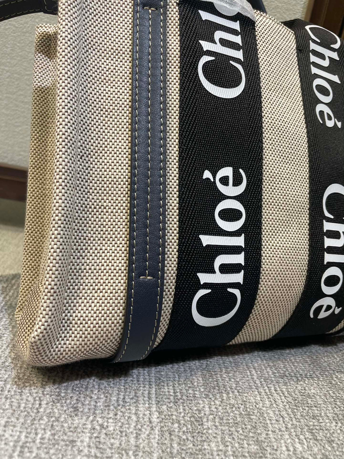 SMALL STRAP WOODY TOTE BAG 26.5 IN BEIGE LINEN CANVAS BLACK WEBBING DARK BLUE CALFSKIN