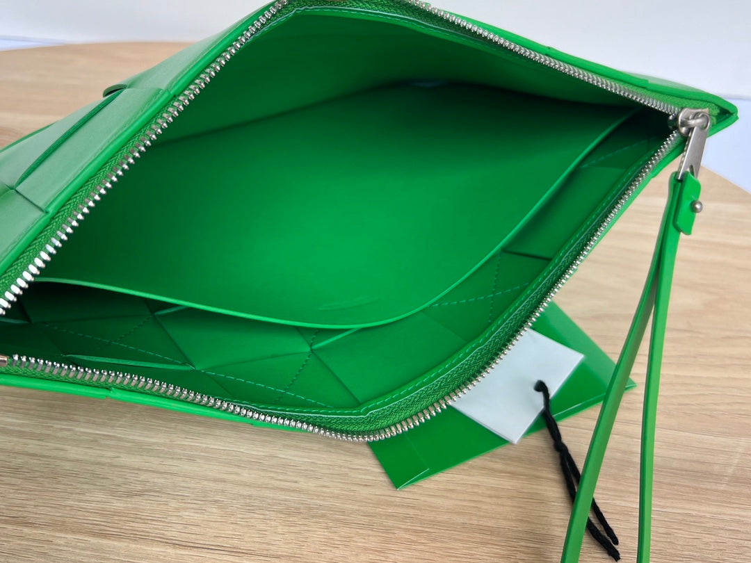 LARGE CASSETTE POUCH 35 IN MALACHITE GREEN CALFSKIN