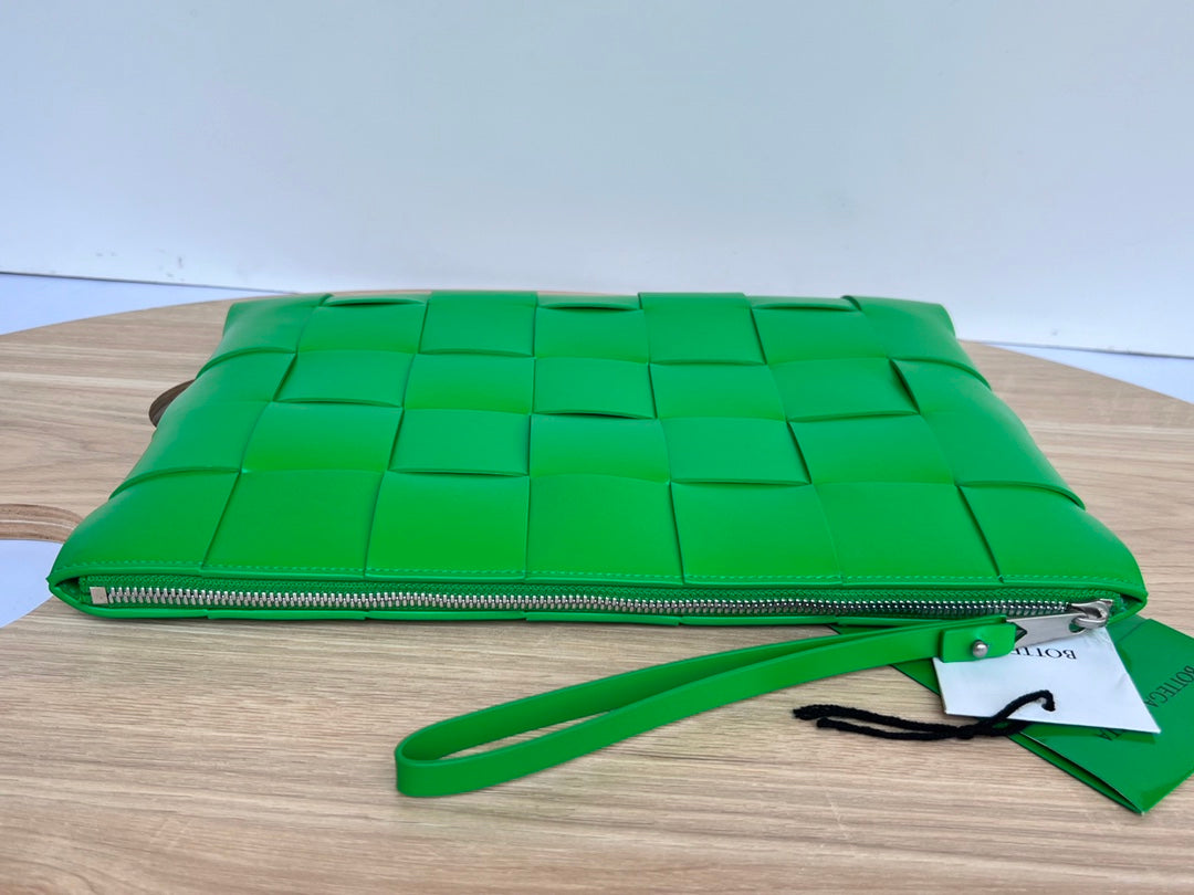 LARGE CASSETTE POUCH 35 IN MALACHITE GREEN CALFSKIN