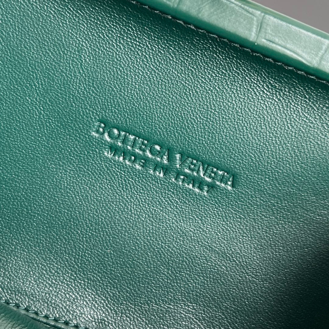 KNOT 19 IN EDEN GREEN CROCODILE PATTERN CALFSKIN