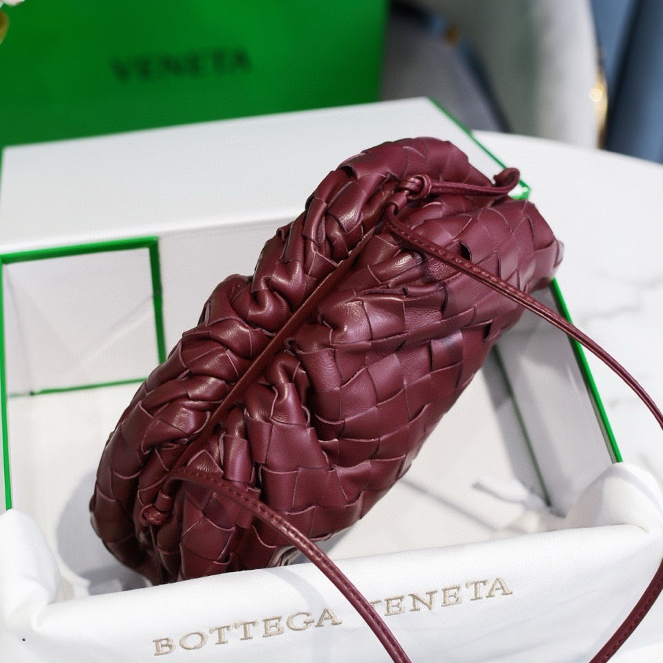 INTRECCIATO POUCH 22 IN BURGUNDY LAMBSKIN