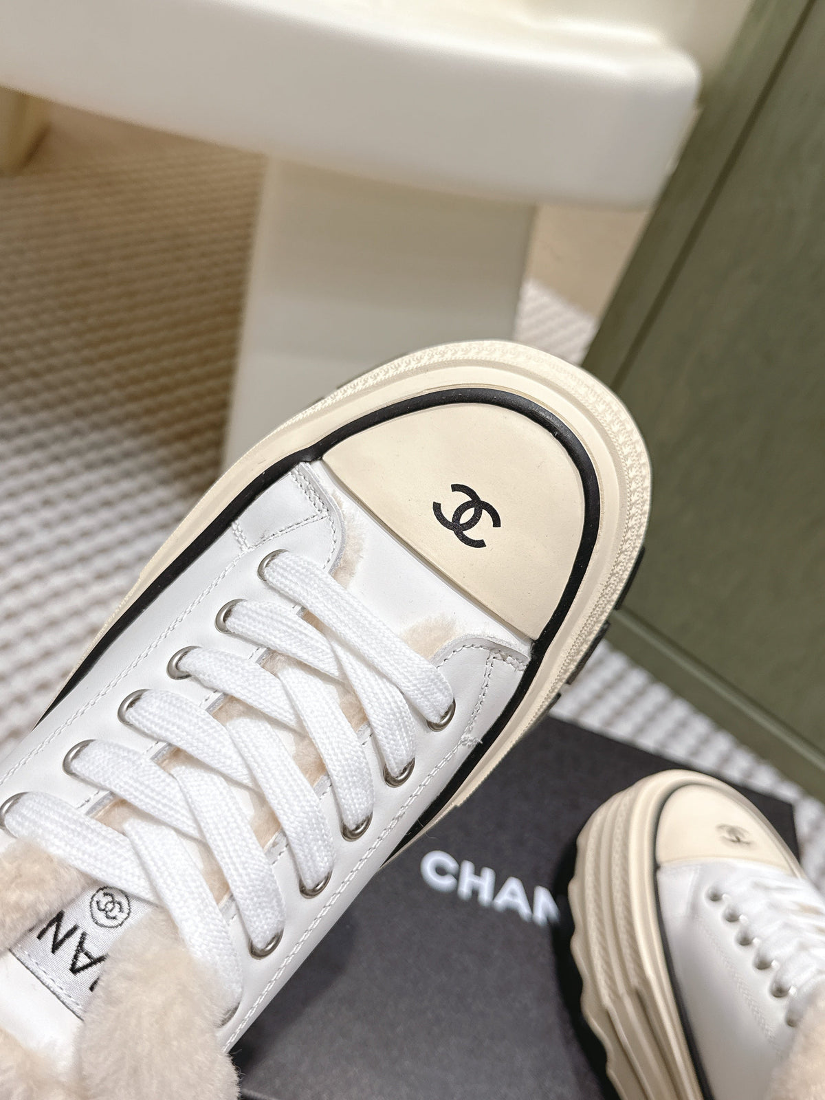 CHANEL 25S THICK-SOLE SNEAKERS 60MM IN WHITE AND BEIGE CALFSKIN WITH FUR LINING