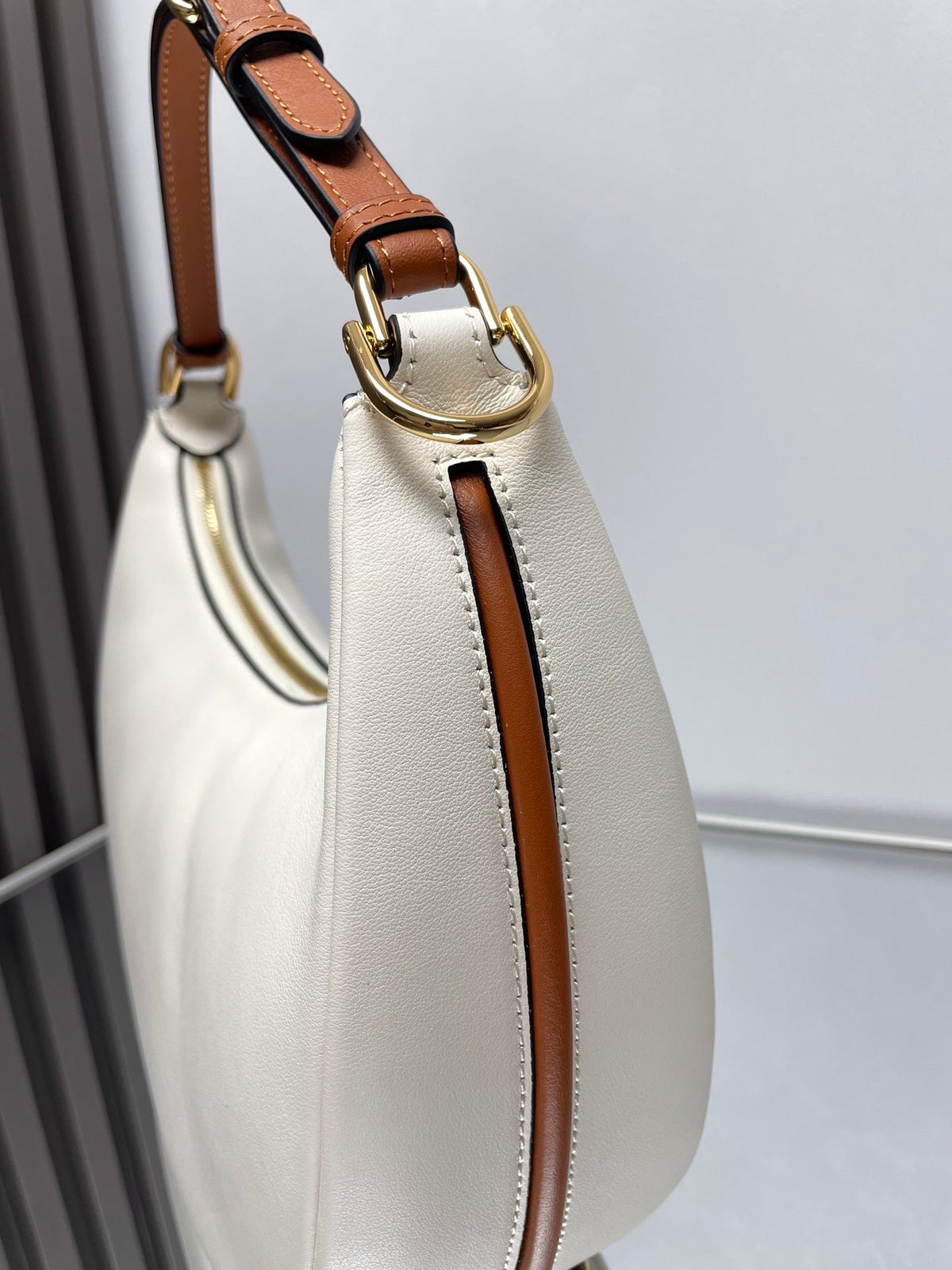 FENDIGRAPHY MEDIUM 29 IN WHITE AND ORANGE TRIM SMOOTH LAMBSKIN GOLD HARDWARE