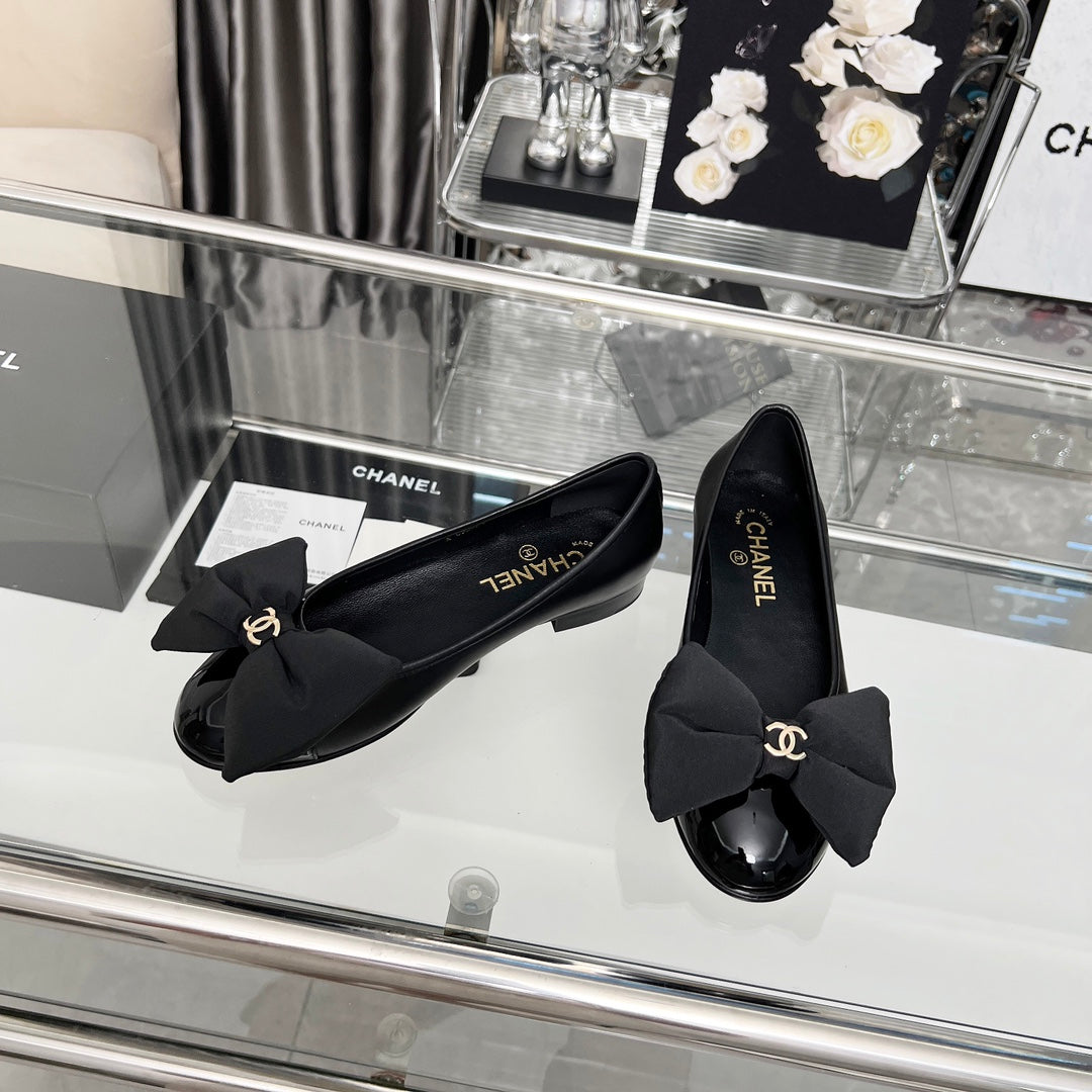 CHANEL 25S ROUND TOE BALLET FLATS WITH A BOW IN BLACK CALFSKIN