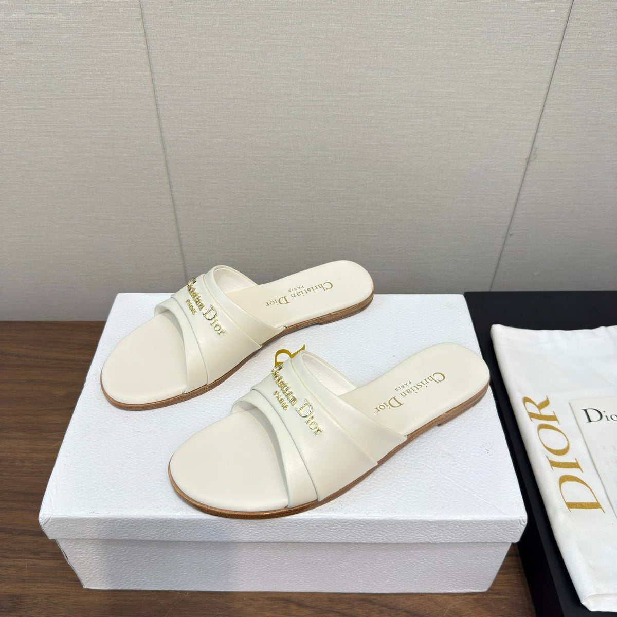 DIOR SANDAL 25S IN WHITE LAMBSKIN WITH GOLD HARDWARE