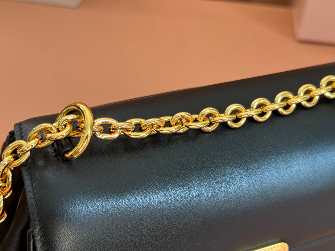 CHAIN SHOULDER BAG 24 IN BLACK PATENT SMOOTH CALFSKIN