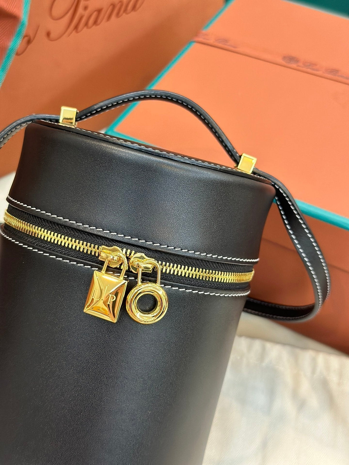 EXTRA CASE MEDIUM 16 BAG IN BLACK SMOOTH CALFSKIN WITH GOLD HARDWARE
