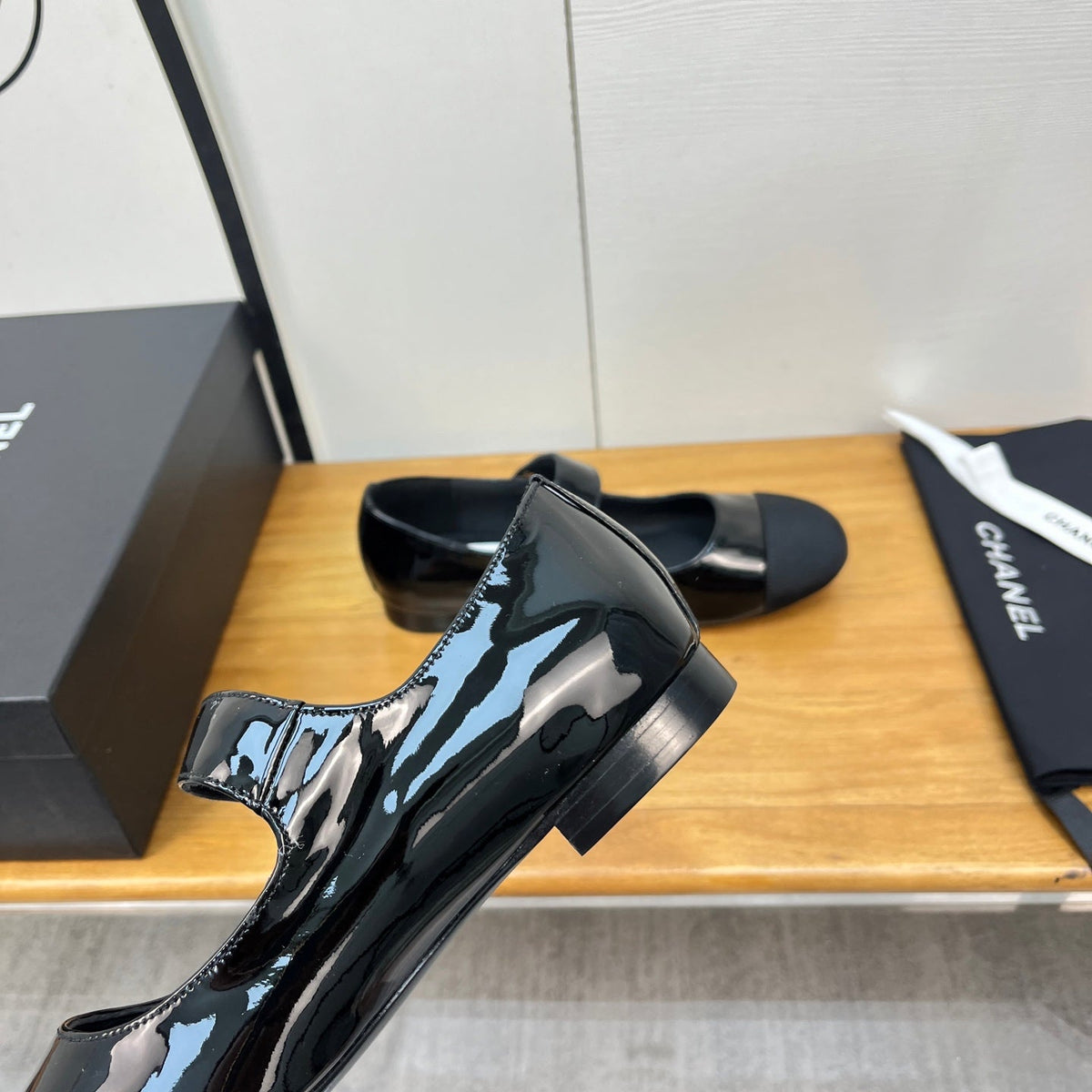 CHANEL 25S FLATS WITH FABRIC TOE IN BLACK GLOSSY CALFSKIN
