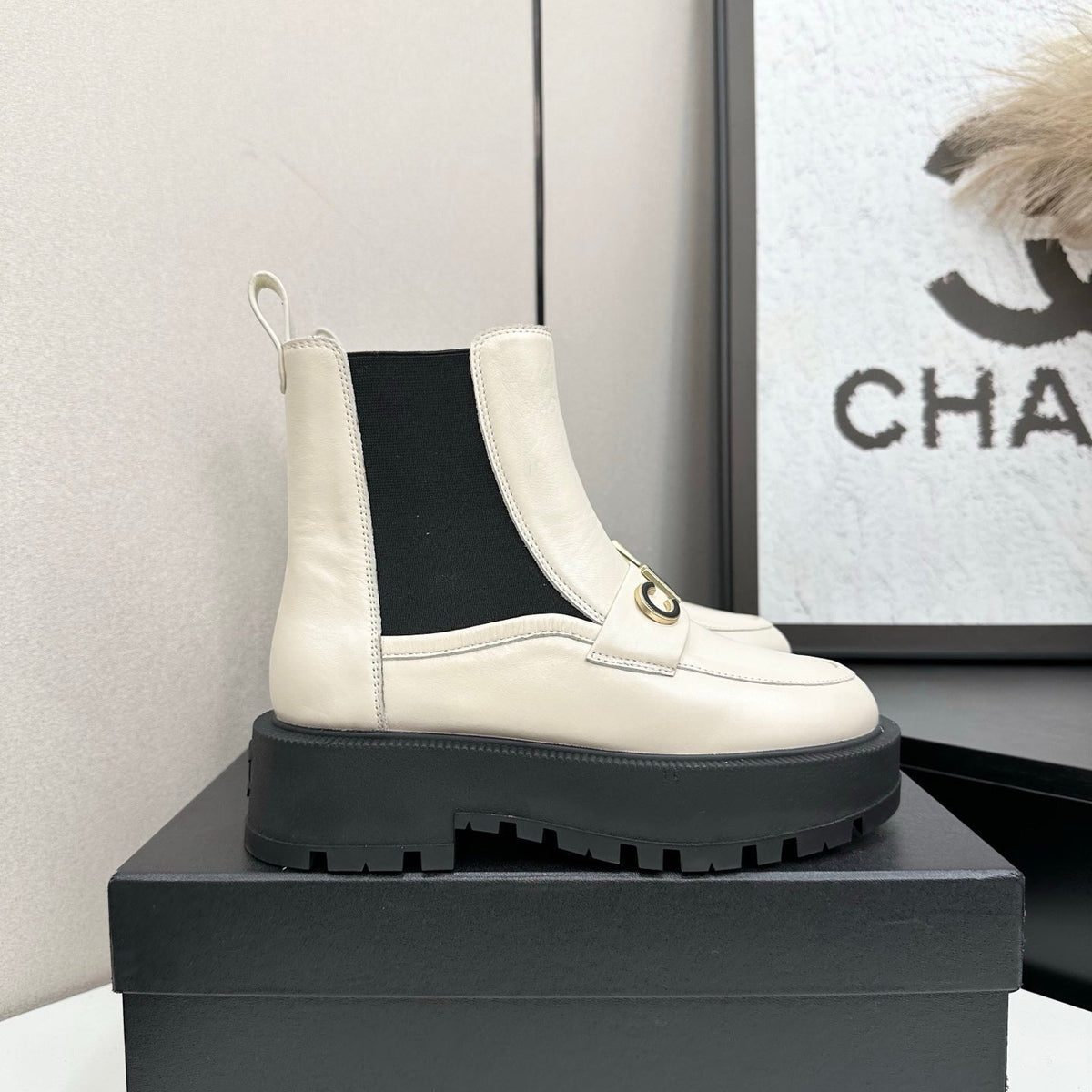 CHANEL 25S SHORT BOOTS IN WHITE CALFSKIN AND CANVAS