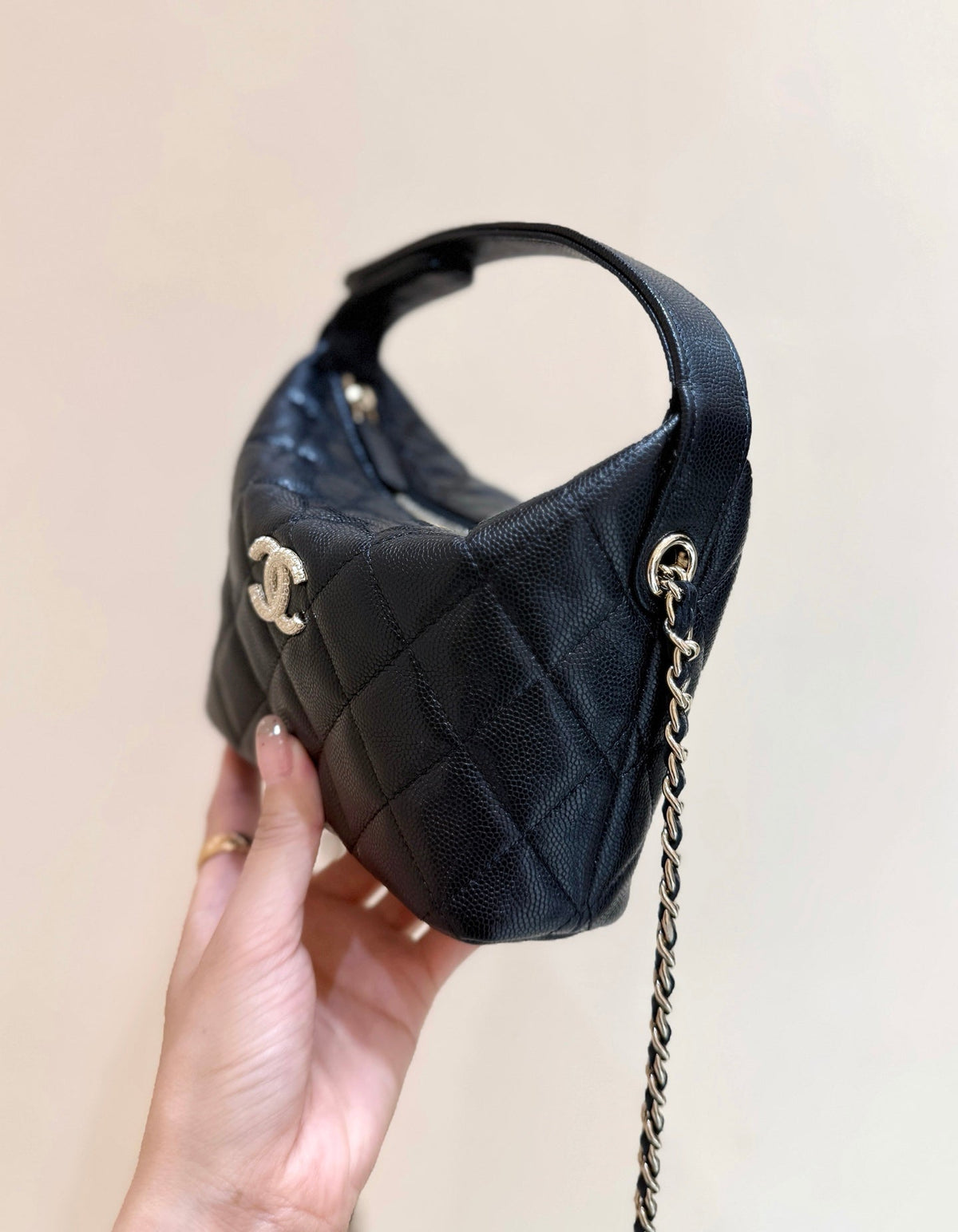 CHANEL 25S HOBO BAG 21 IN BLACK GRAINED CALFSKIN EMBELLISHED LOGO