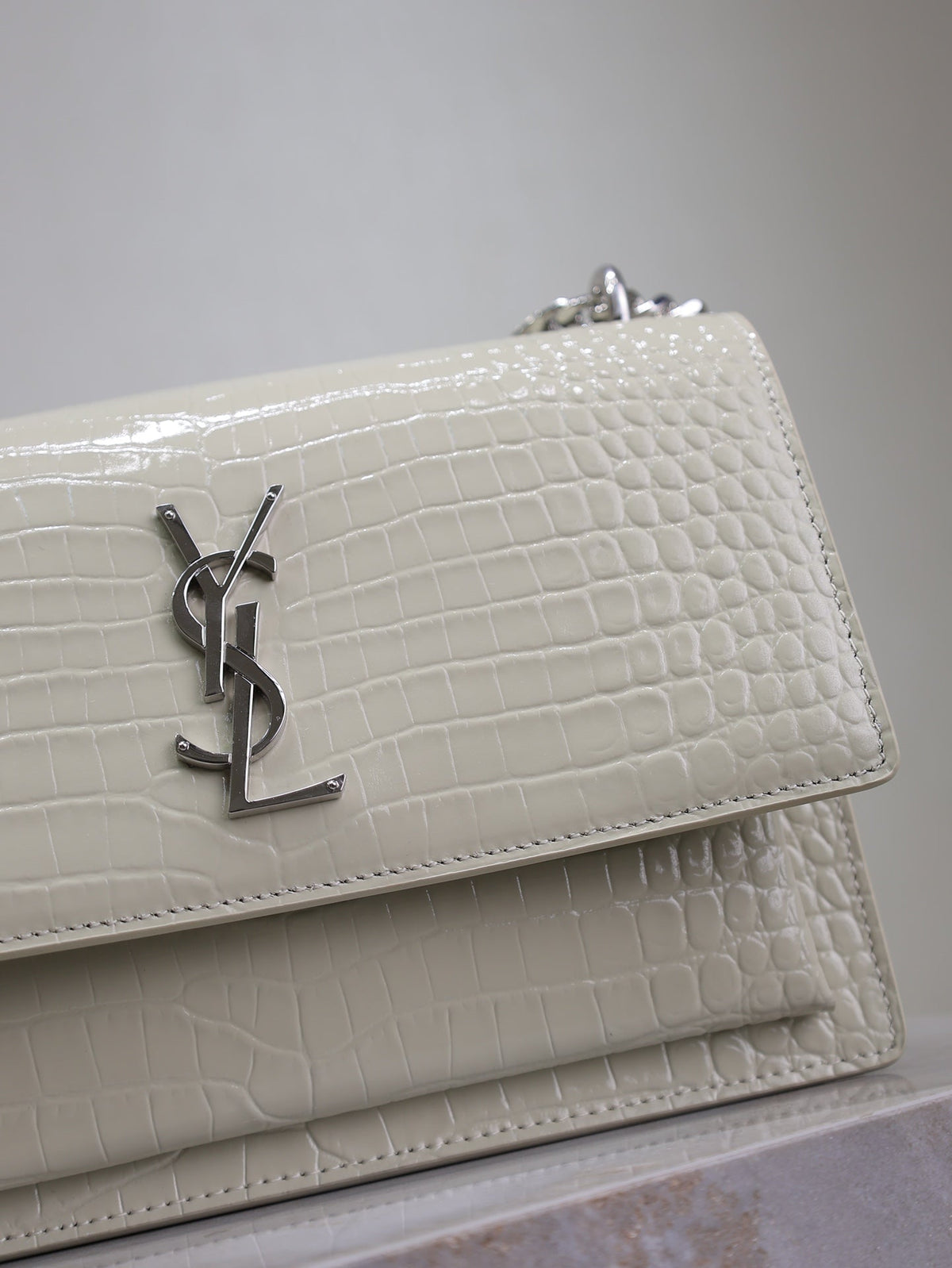 YSL 25S SUNSET MEDIUM 22 IN IVORY CROCODILE-EMBOSSED SHINY CALFSKIN SILVER HARDWARE